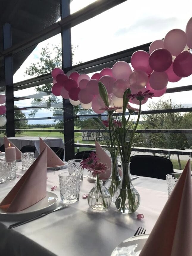 Festligt dækket bord til konfirmation