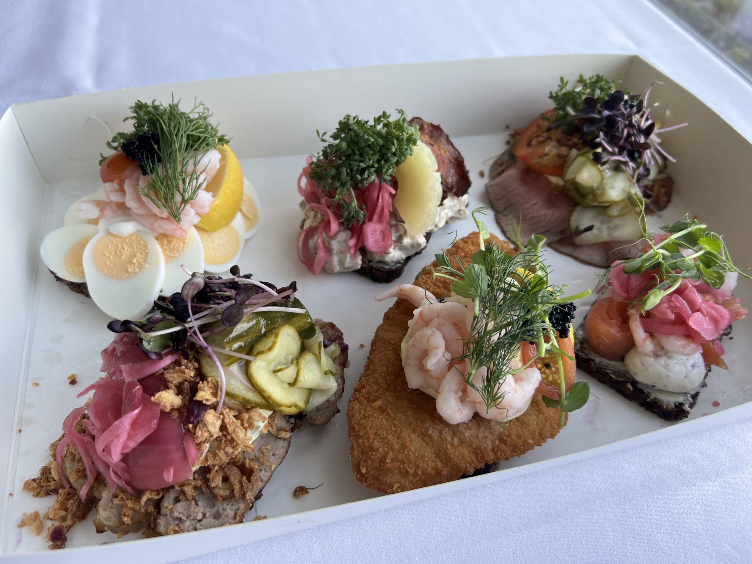 Højtbelagt smørrebrød fra Restaurant Skovbakken