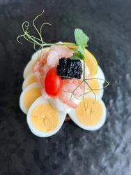 Smørrebrød med æg, rejer, citron og karse