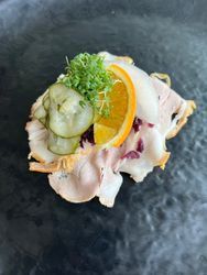 Flæskesteg med rødkål, surt og appelsin