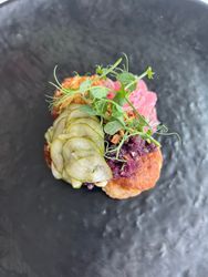 Frikadelle med rødkål, sylt og ristede løg