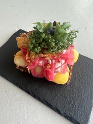Kartoffelmad med mayonnaise, bacon og ristede løg