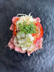 Roastbeef med remoulade, ristede løg og peberrod